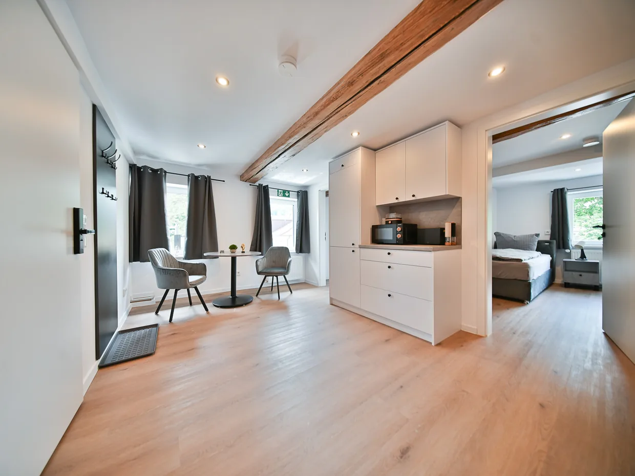 Business Apartment mit 2 Schlafzimmern im MH Hotel Salzgitter mit offenem Wohn- und Küchenbereich