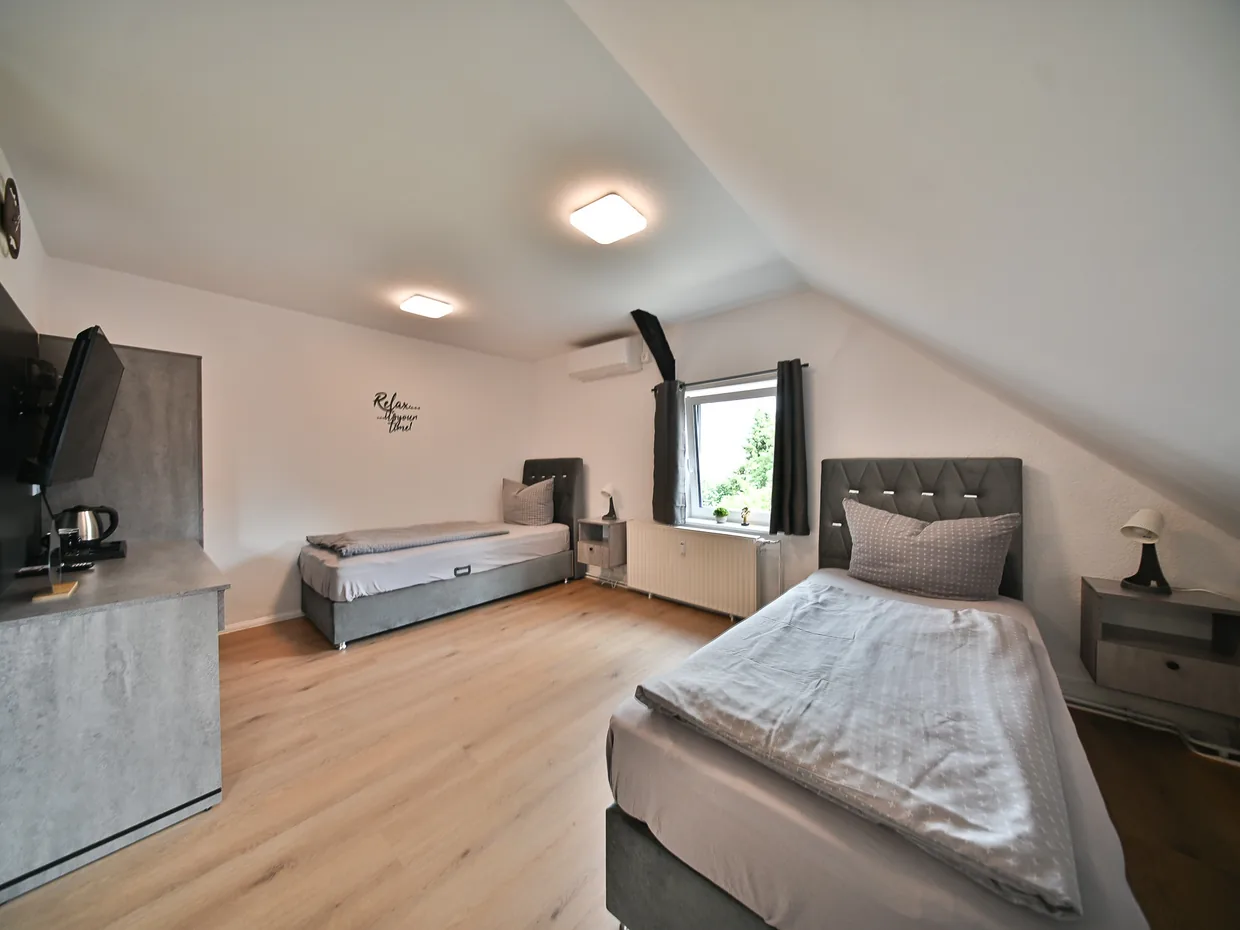 Doppelzimmer Komfort im MH Hotel Salzgitter mit Bett und Wohnbereich