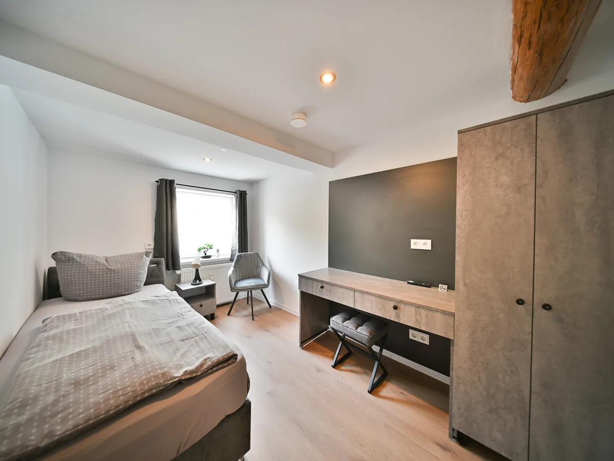 Einzelzimmer Komfort im MH Hotel Salzgitter mit Bett, Schreibtisch und Schrank