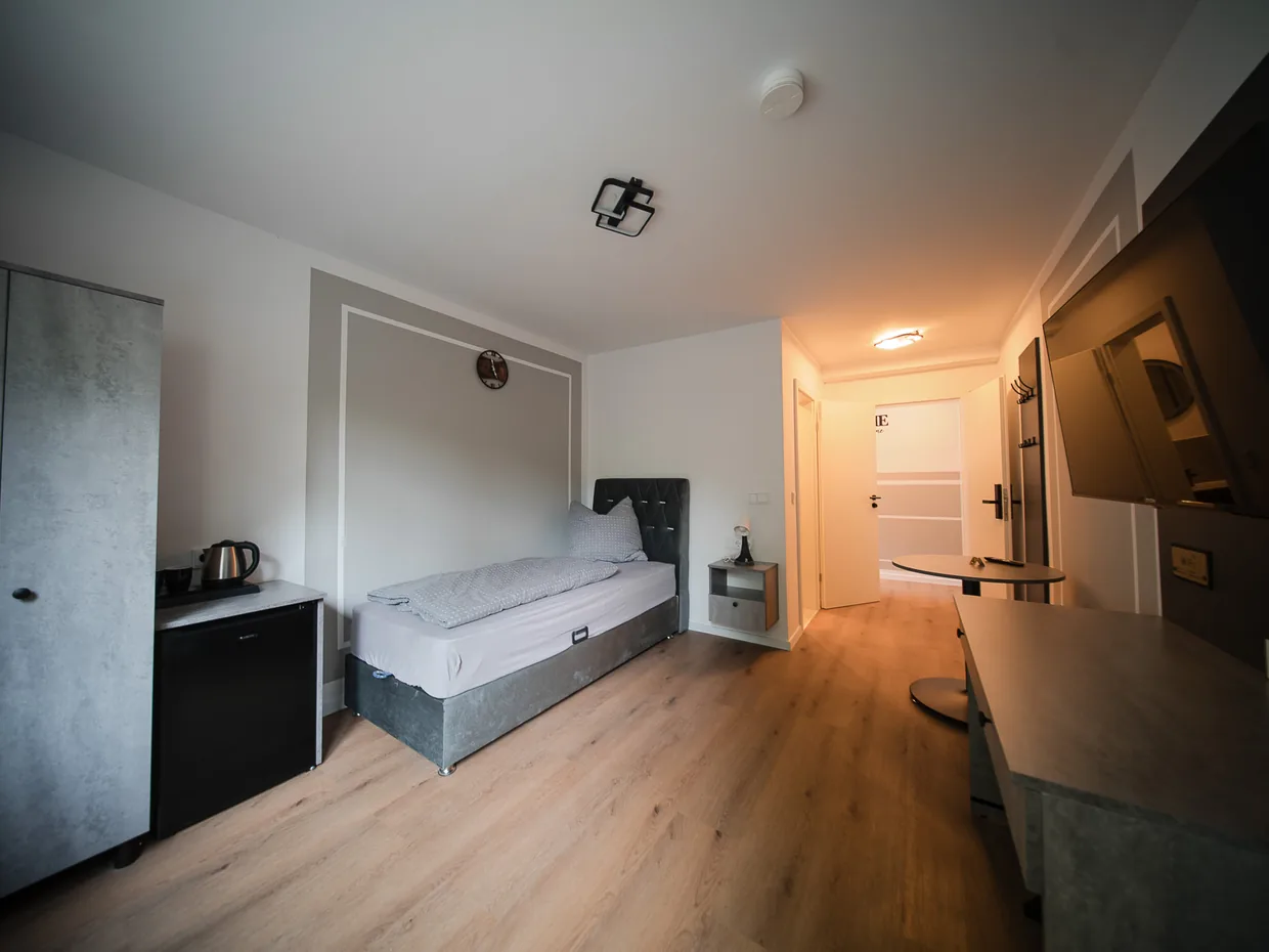 Langzeit-Apartment im MH Hotel Salzgitter mit gemütlichem Schlaf- und Wohnbereich